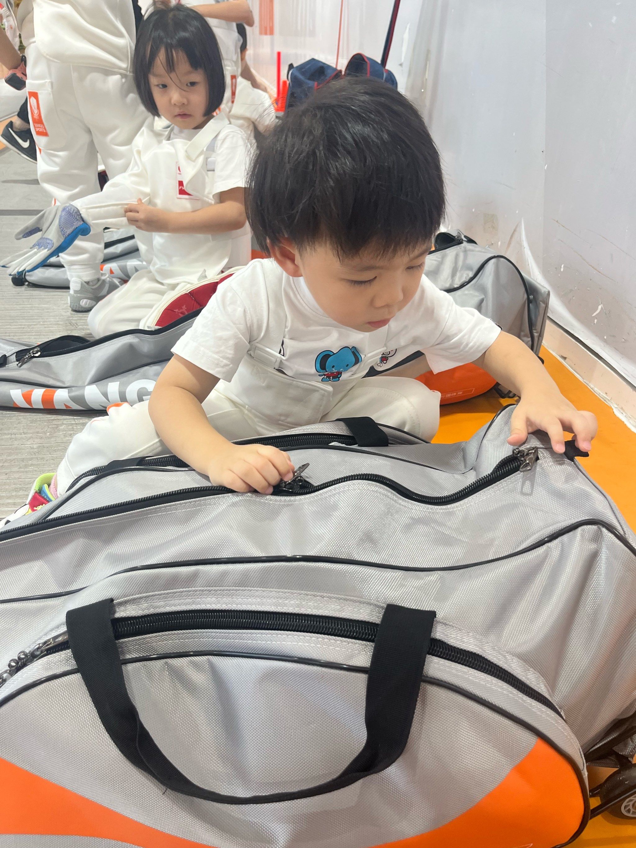 关于运动员的快速反应和技巧在比赛中得到了充分展示的信息 关于运动员的快速反应和技巧在比赛中得到了充分展示的信息