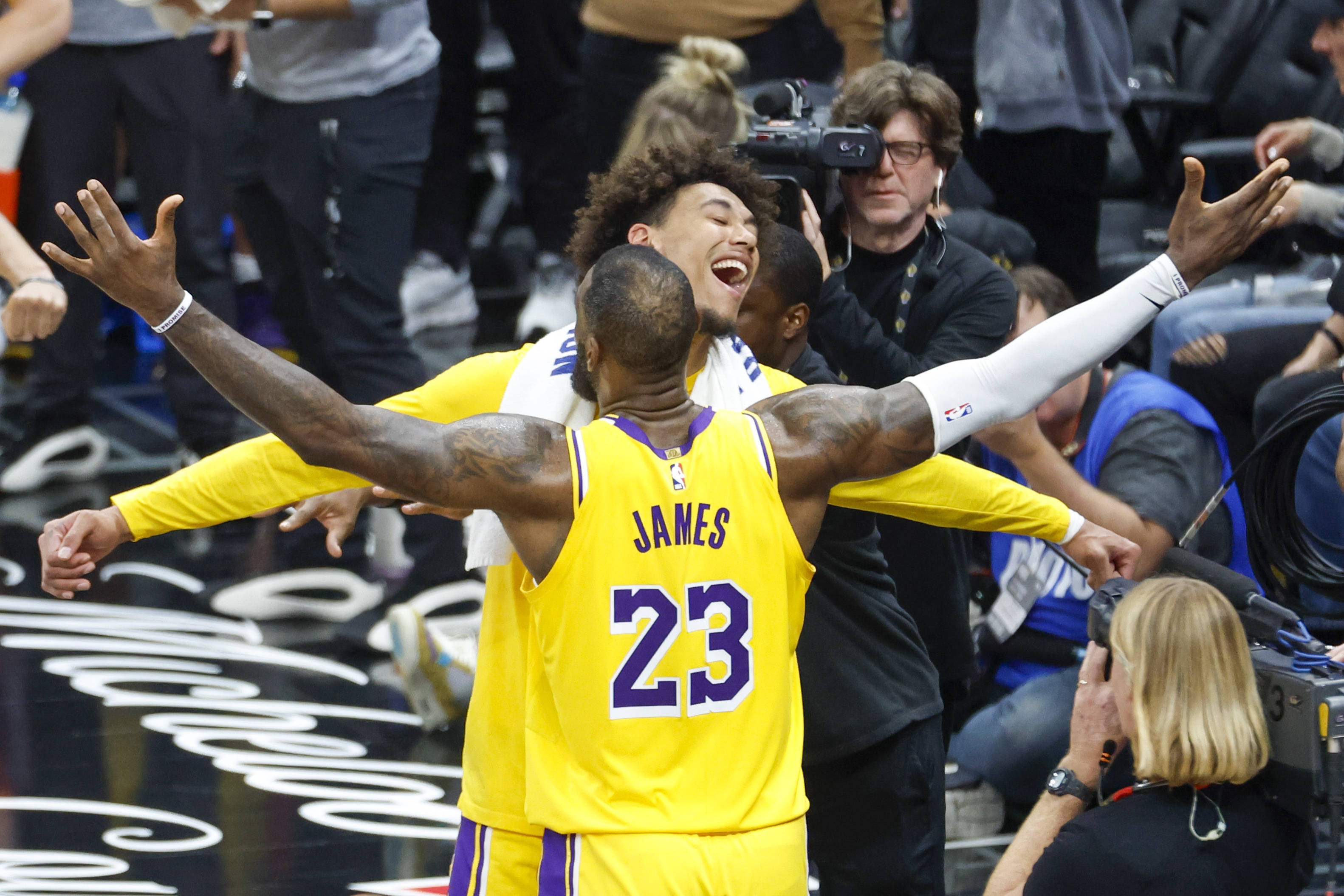 球员们在比赛中展现出非凡的篮球才华 球员们在比赛中展现出非凡的篮球才华