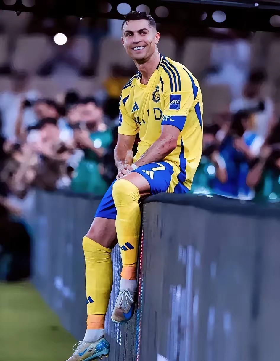 足球比赛中,球队历经千辛万苦终于获得胜利 足球比赛中,球队历经千辛万苦终于获得胜利