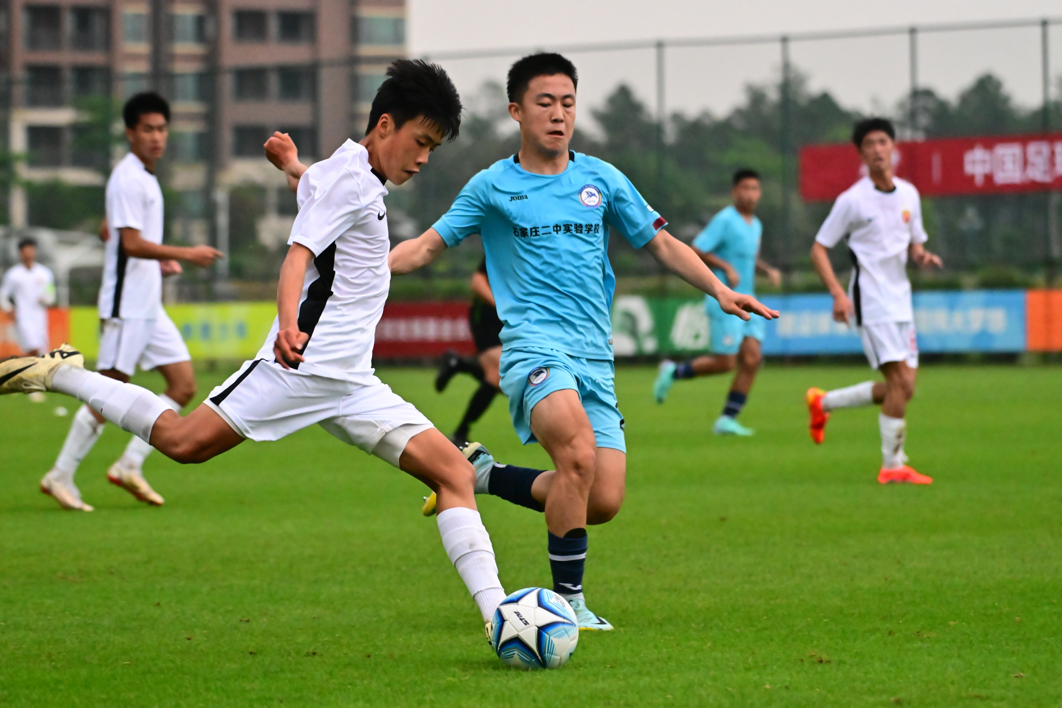 球员们在比赛中兢兢业业,为团队赢得荣誉 球员们在比赛中兢兢业业,为团队赢得荣誉