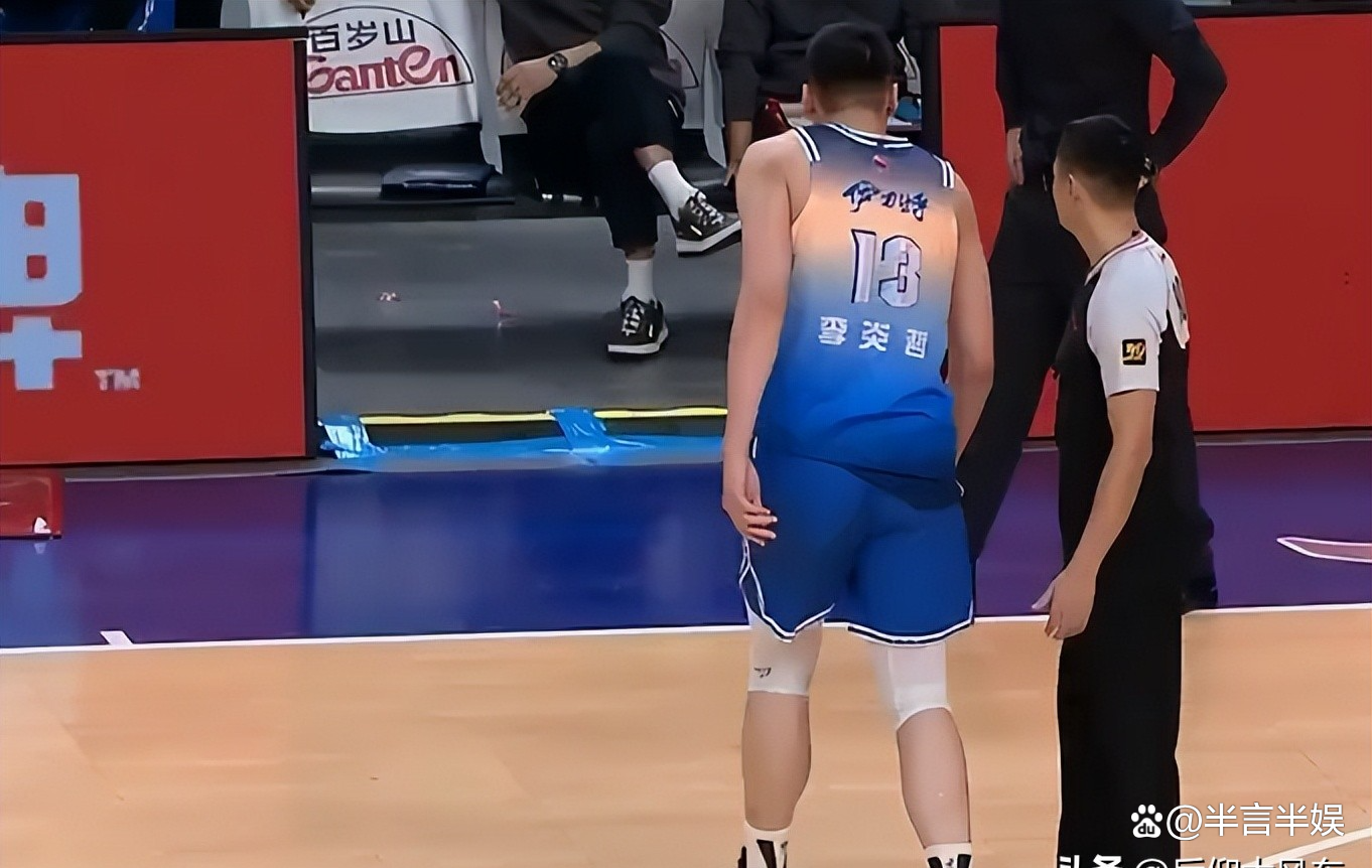 惊心动魄!比赛中两队球员争分夺秒 惊心动魄!比赛中两队球员争分夺秒