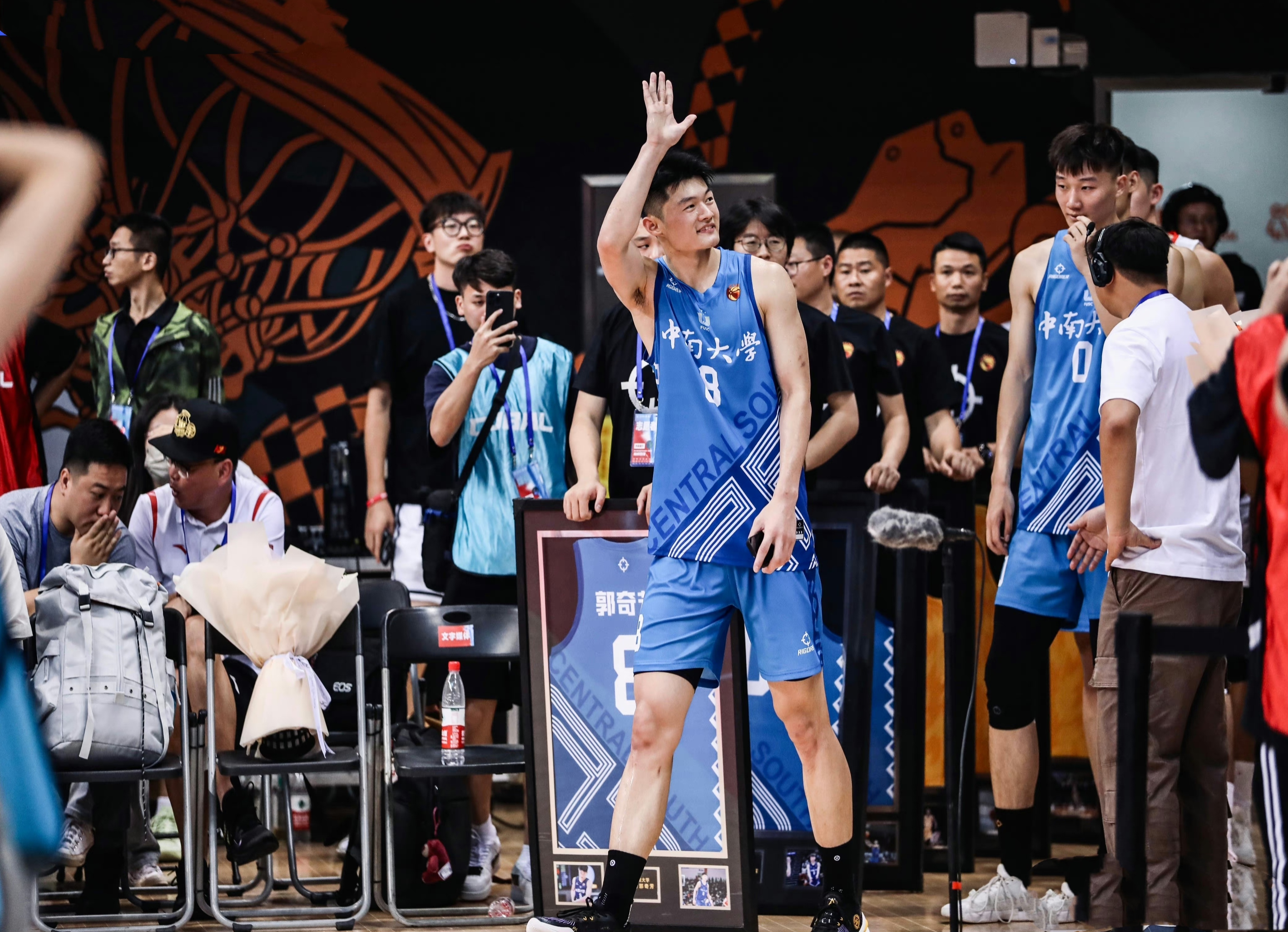 包含一支实力强劲的篮球队伍在男子职业联赛中崭露头角的词条