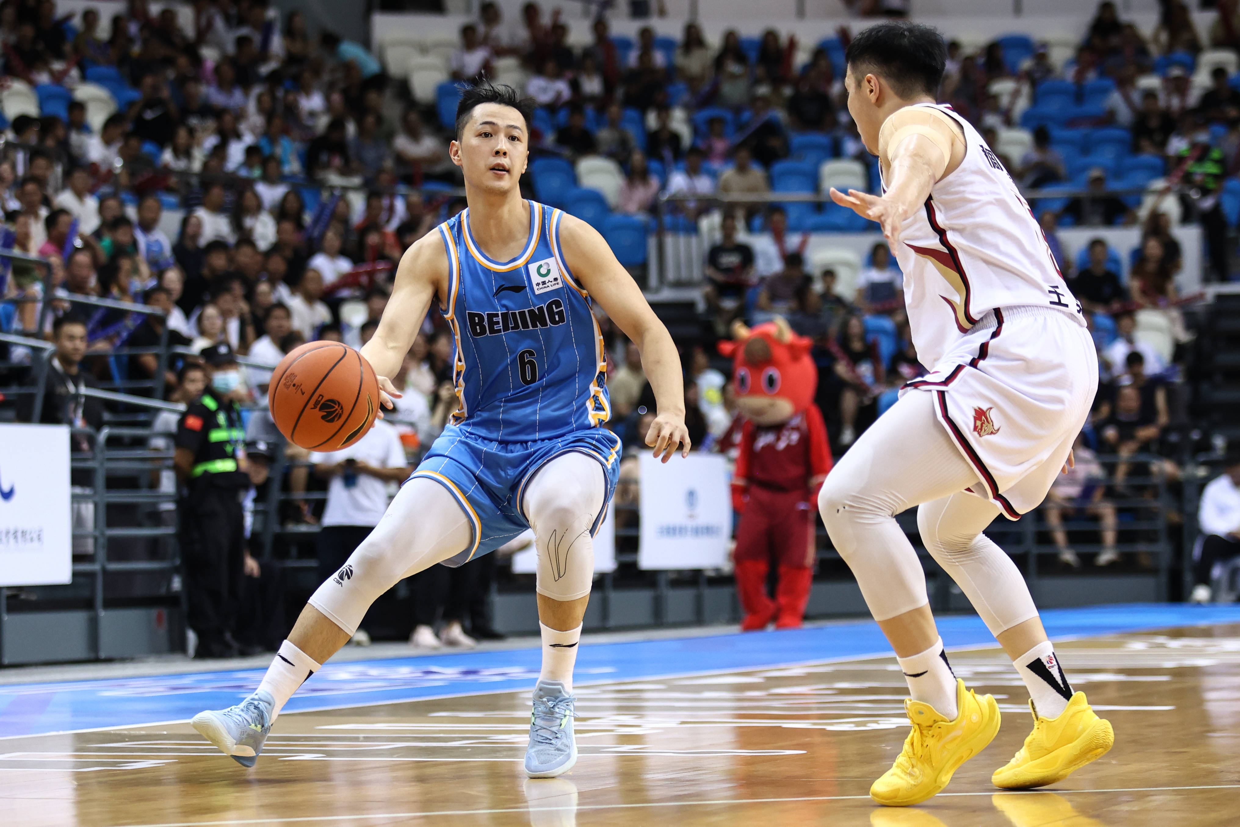 包含一支实力强劲的篮球队伍在男子职业联赛中崭露头角的词条