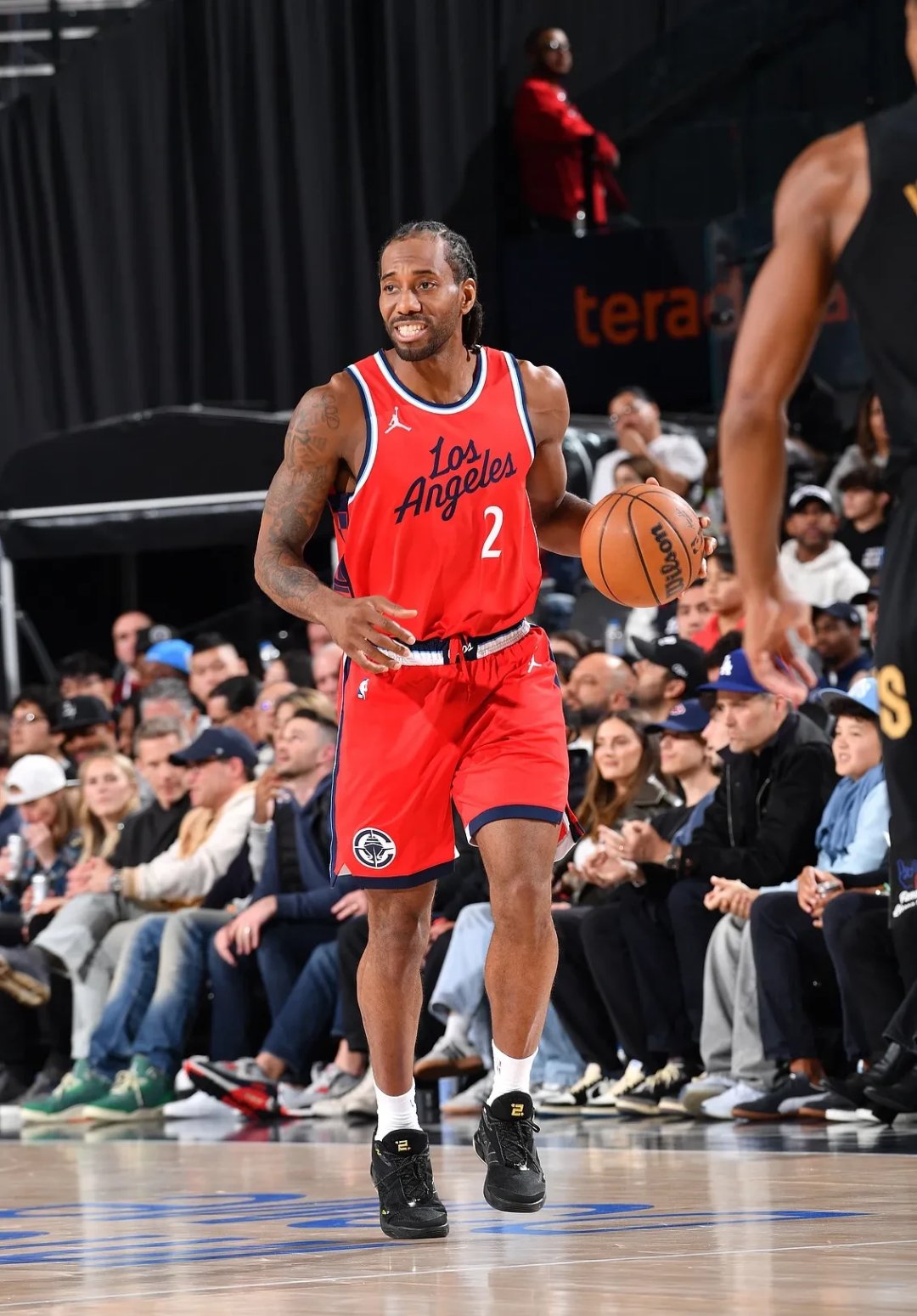 包含快船完胜太阳，莱昂纳德场上统治力无人能敌的词条