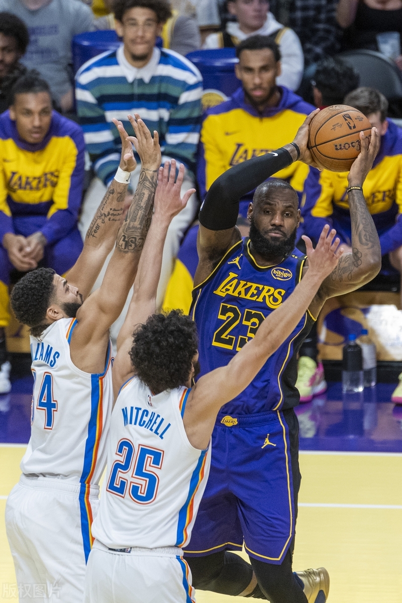 包含加拿大男篮爆冷希腊男篮，詹姆斯高光表现的词条