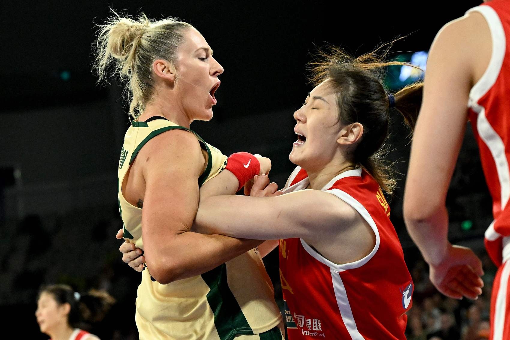 澳大利亚队在比赛中逆转胜出，击败对手