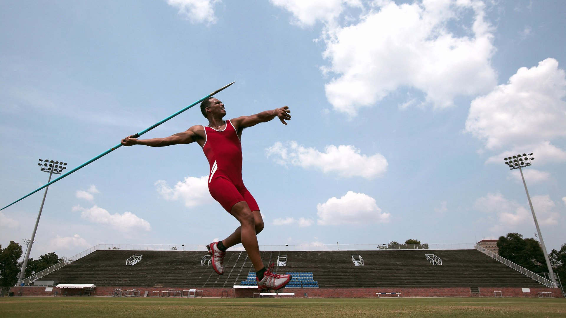 新王崛起，红牛二队绝境逆袭，皮亚斯特里一肩扛起银色王朝的黄昏